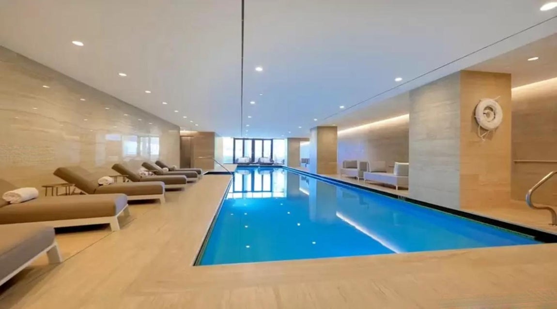 El ático de lujo en Miami que se vende por Bitcoins. Además, en los espacios comunes cuenta con una cancha de tenis en la azotea, piscinas cubiertas y al aire libre, un área de spa y bienestar con espacio para yoga y una sala de juegos para niños.