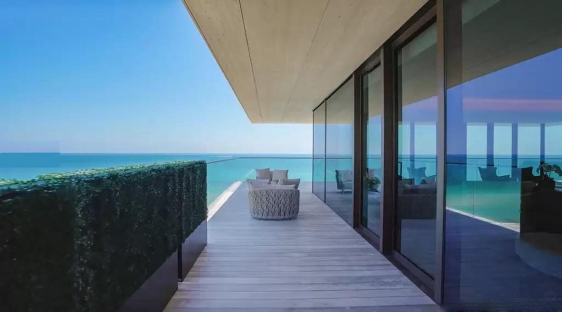 El ático de lujo en Miami que se vende por Bitcoins. Se trata de la noventa planta de un edificio de doce situado en Surfside, al norte de Miami Beach, una de las zonas más ricas y exclusivas de la ciudad.