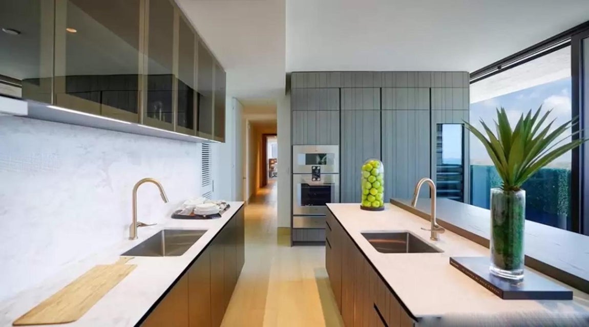 El ático de lujo en Miami que se vende por Bitcoins. La cocina está equipada con electrodomésticos de última generación. Incluye también un bar para degustar los vinos, almacenados en su moderna bodega.