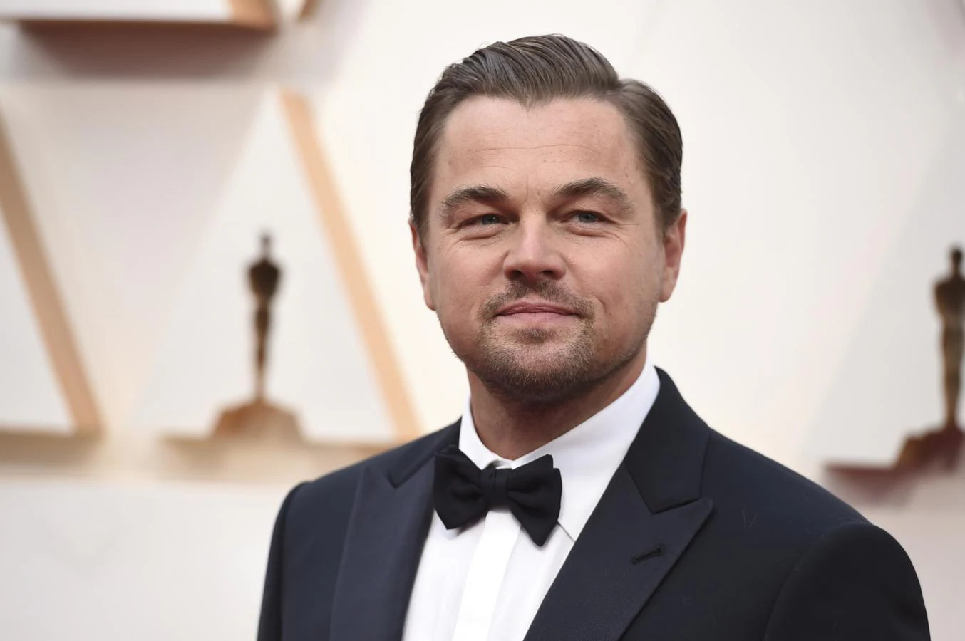 Leonardo DiCaprio: Trastorno obsesivo-compulsivo. El actor confesó padecer este trastorno enfocado principalmente a la limpieza extrema y sobre todo una terrible aversión hacia los gérmenes