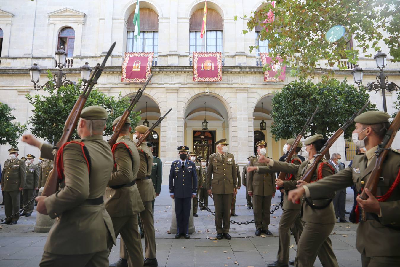 Acto de izado de la bandera por el Día de la Hispanidad en Sevilla