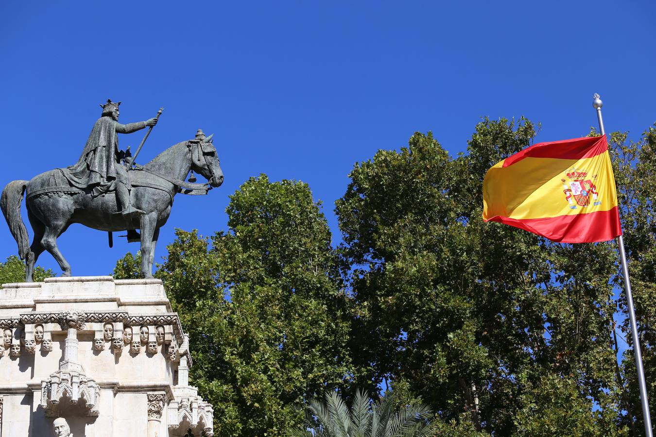 Acto de izado de la bandera por el Día de la Hispanidad en Sevilla