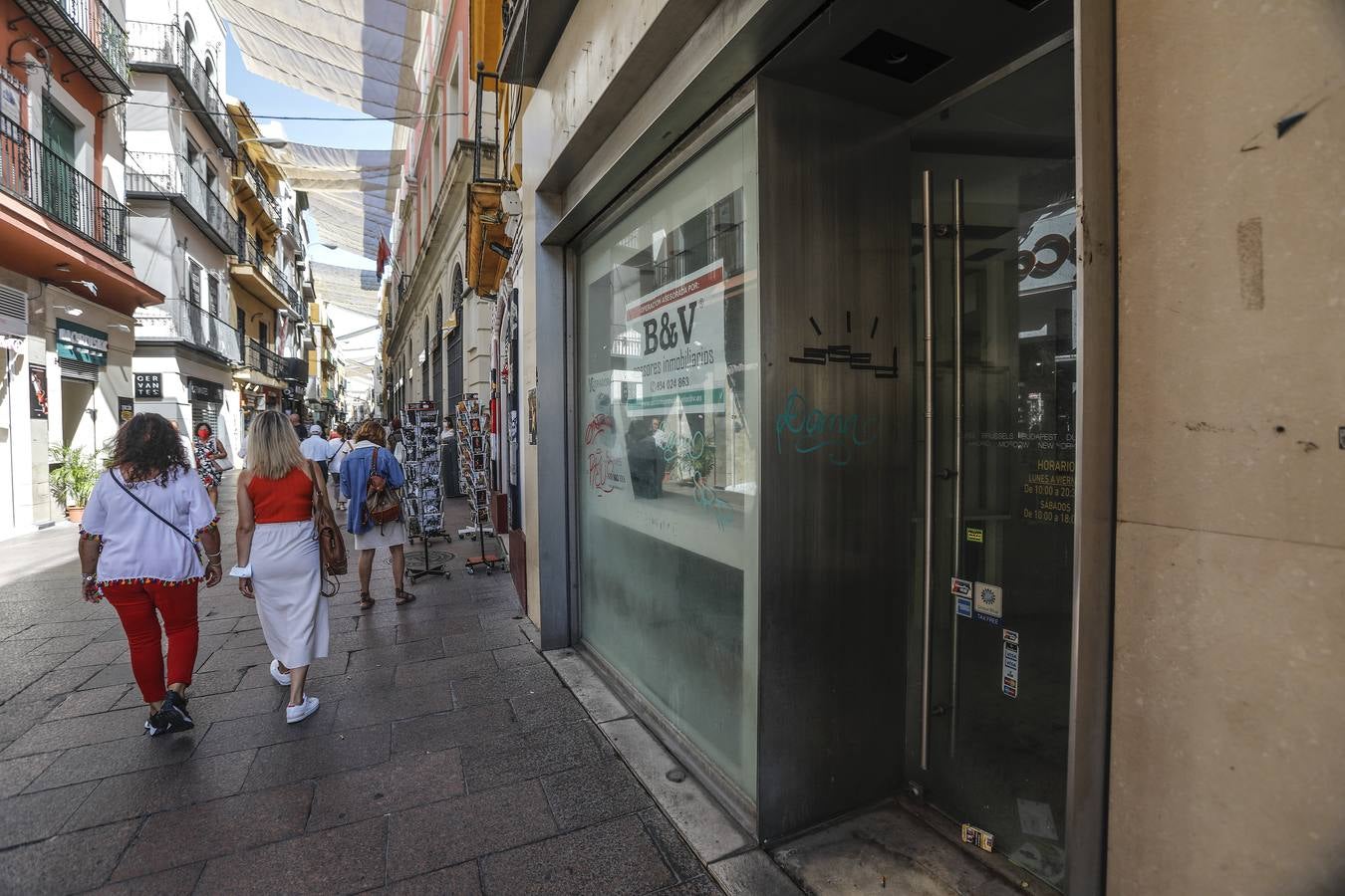 Los locales comerciales del eje Tetuán-Sierpes vuelven a reactivarse tras la pandemia