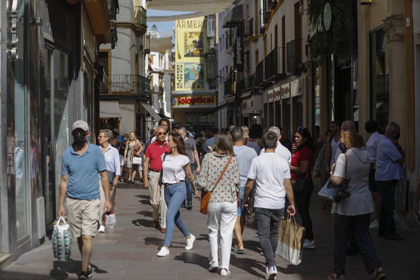 Los locales comerciales del eje Tetuán-Sierpes vuelven a reactivarse tras la pandemia