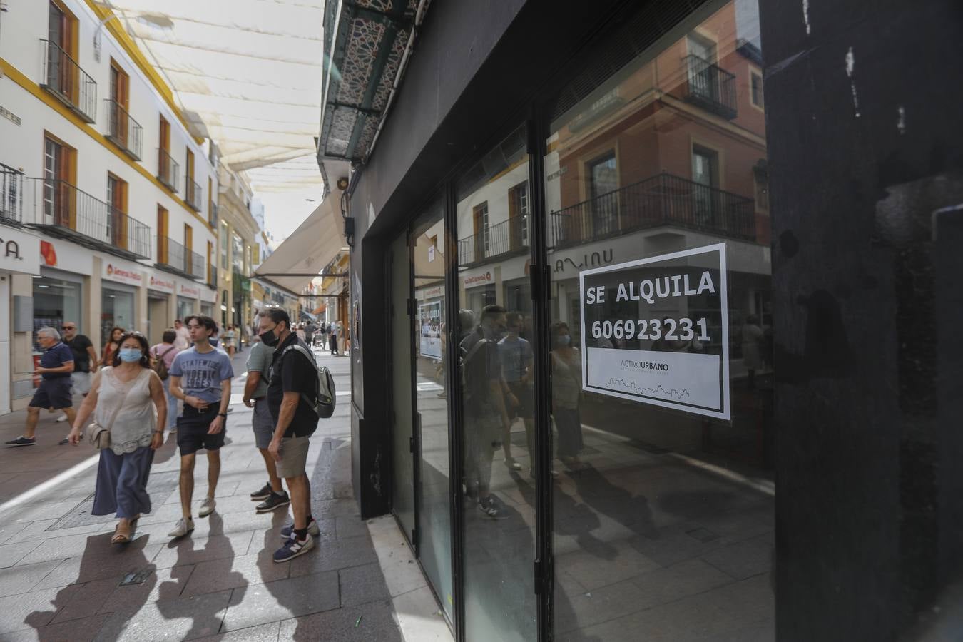 Los locales comerciales del eje Tetuán-Sierpes vuelven a reactivarse tras la pandemia