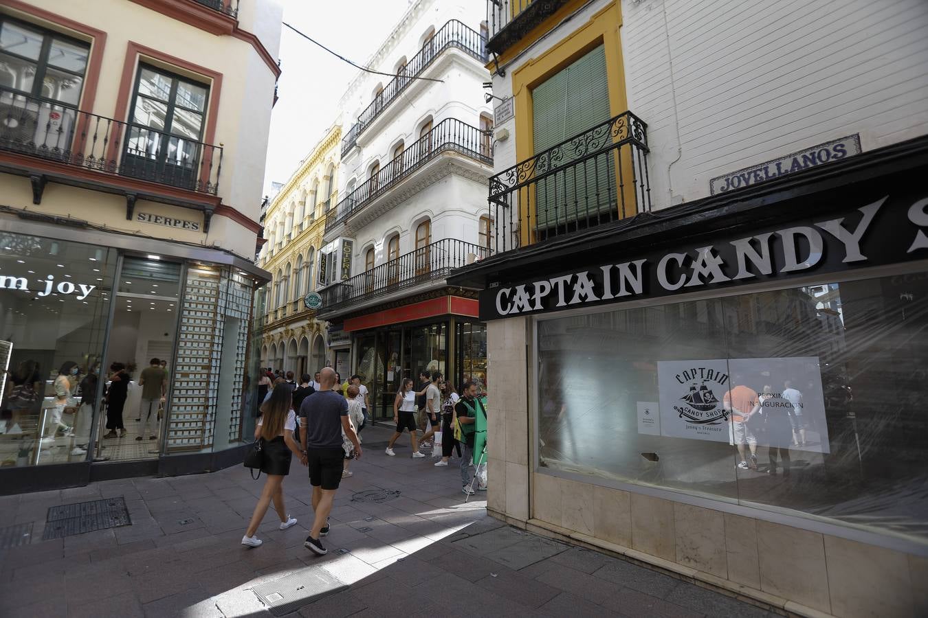 Los locales comerciales del eje Tetuán-Sierpes vuelven a reactivarse tras la pandemia