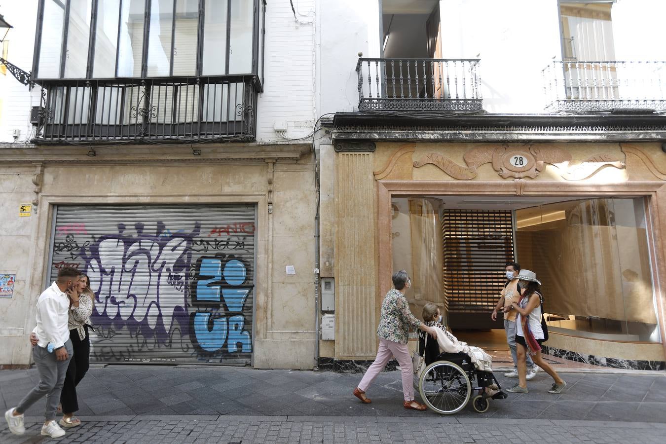 Los locales comerciales del eje Tetuán-Sierpes vuelven a reactivarse tras la pandemia