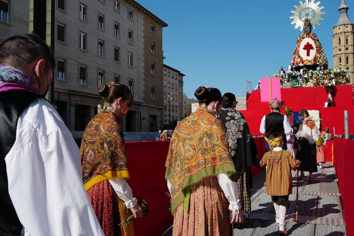 En imágenes: así ha sido la ofrenda floral a la Virgen del Pilar en Zaragoza