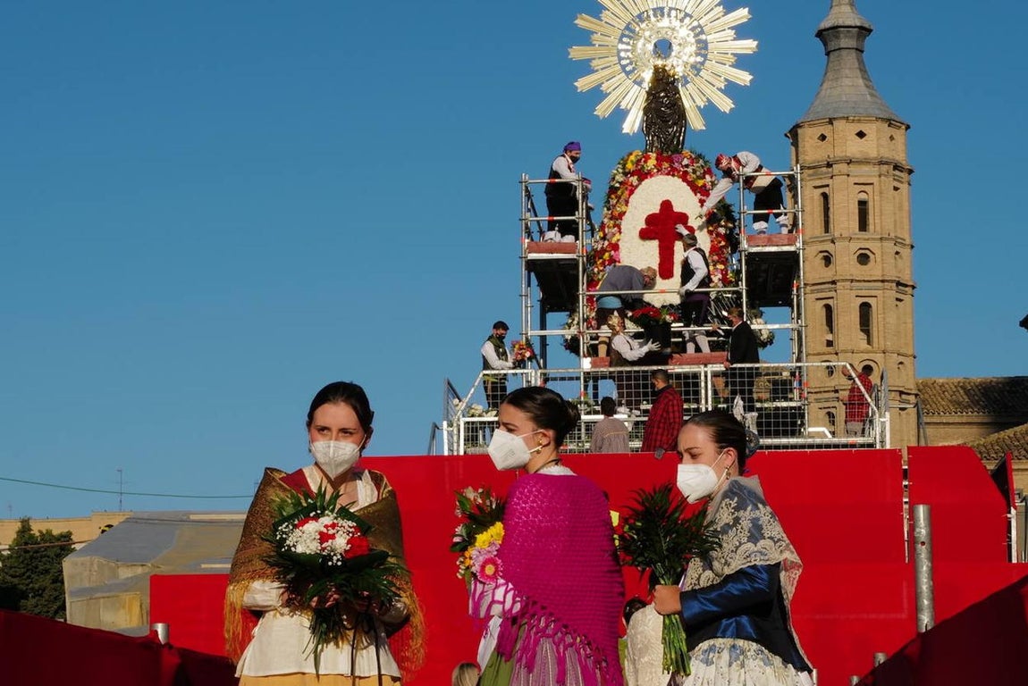 En imágenes: así ha sido la ofrenda floral a la Virgen del Pilar en Zaragoza