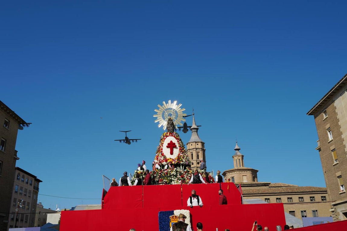 En imágenes: así ha sido la ofrenda floral a la Virgen del Pilar en Zaragoza