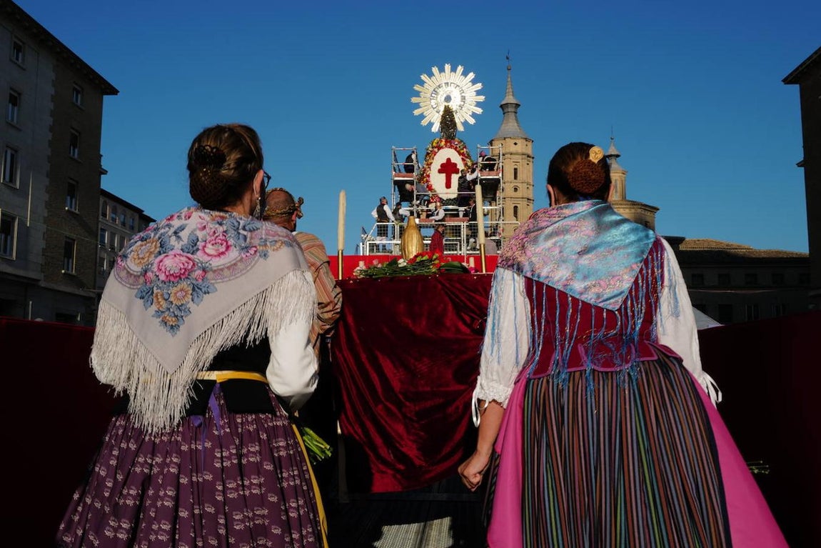 En imágenes: así ha sido la ofrenda floral a la Virgen del Pilar en Zaragoza