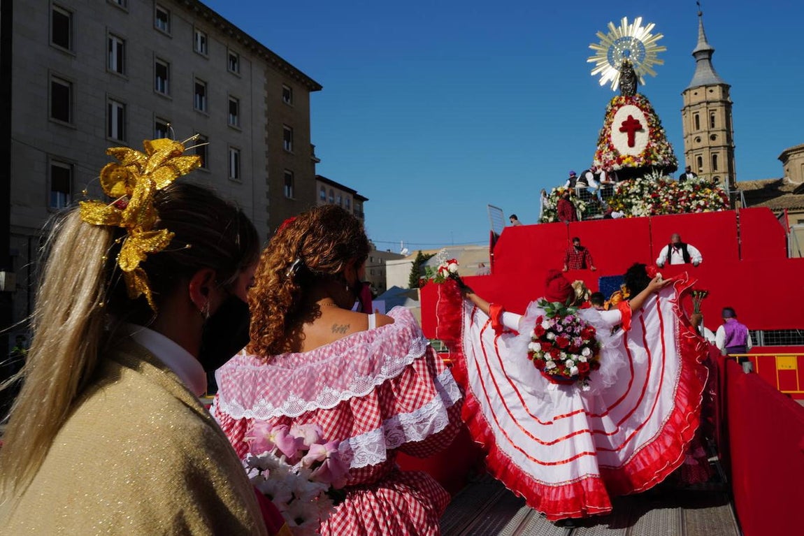 En imágenes: así ha sido la ofrenda floral a la Virgen del Pilar en Zaragoza