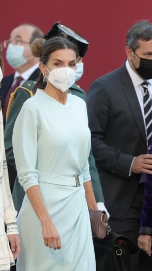 La Reina Letizia en el Día de la Hispanidad 2021. Desde que entró a formar parte de la Casa Real, la Reina Letizia no ha faltado a su cita en el desfile del Día de la Hispanidad. Un festejo que es ya una tradición en su agenda oficial y donde su estilismo es analizado con lupa. Para dicha ocasión siempre ha sido fiel a su diseñador de cabecera, Felipe Varela, con looks que, aunque cada año han sido diferentes, siempre han compartido los aires clásicos respetando el protocolo (excepto en 2010 que apostó por llevar pantalones, causando cierta polémica). Este azul claro de 2021, sin embargo, es un vestido muy favorecedor y discreto, hecho a mano, de la marca María Barragán