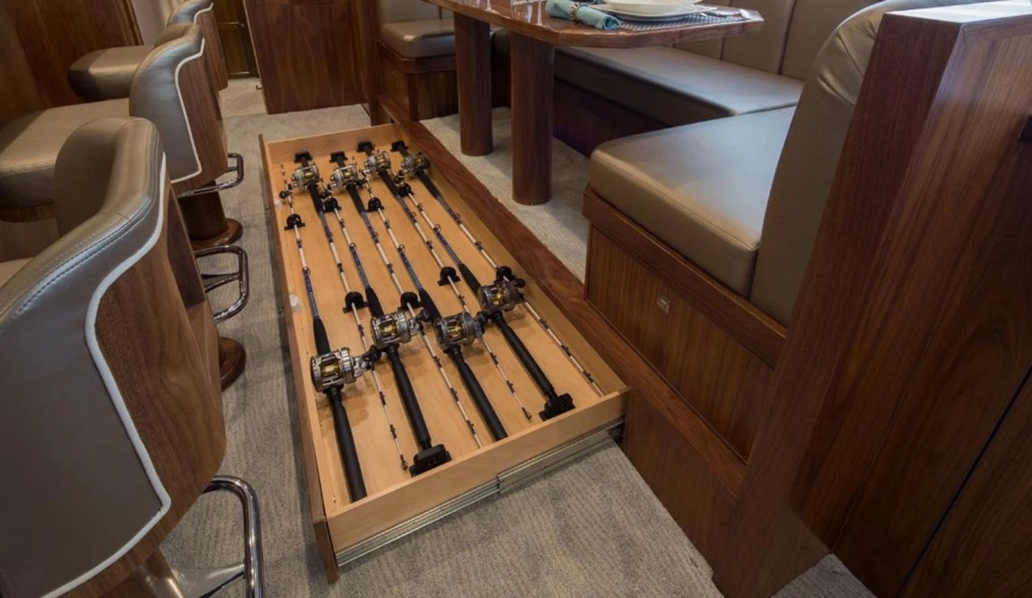 El lujoso yate de pesca de Michael Jordan. Como era de esperar, la equipación para la pesca también posee su propio espacio.