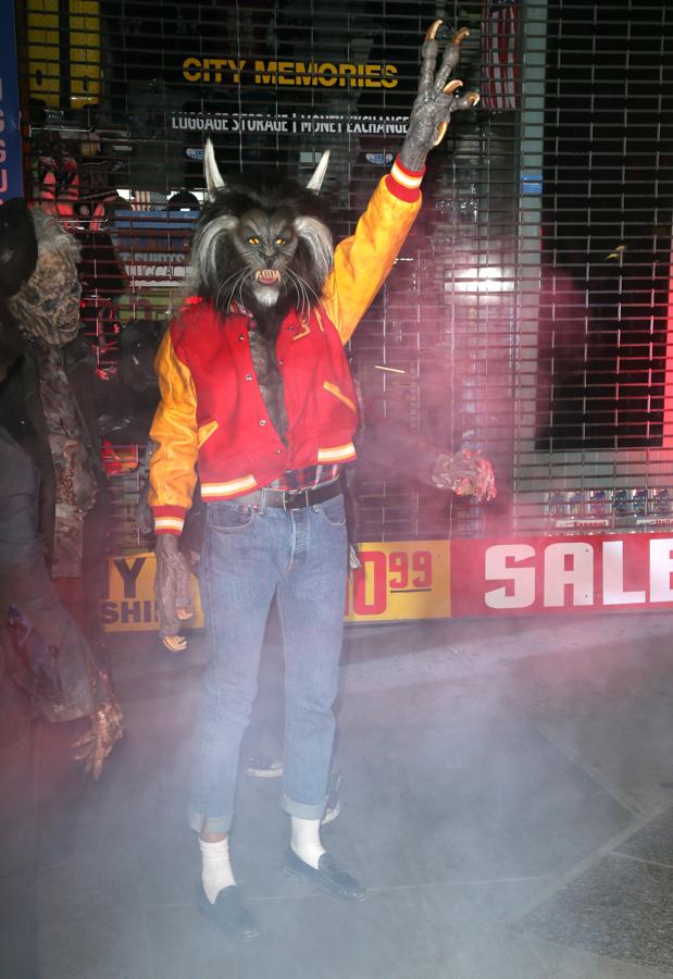 Michael Jackson en 'Thriller' - Los mejores disfraces para Halloween 2021. Michael Jackson y su hombre lobo en el videoclip de 'Thriller' son sin duda una de las figuras más representativas de su carrera musical y muy acorde también con la temática de Halloween. Para elaborarlo lo más importante es hacerse con una careta, pues el resto pueden ser prendas que prácticamente todo el mundo posee en el armario.