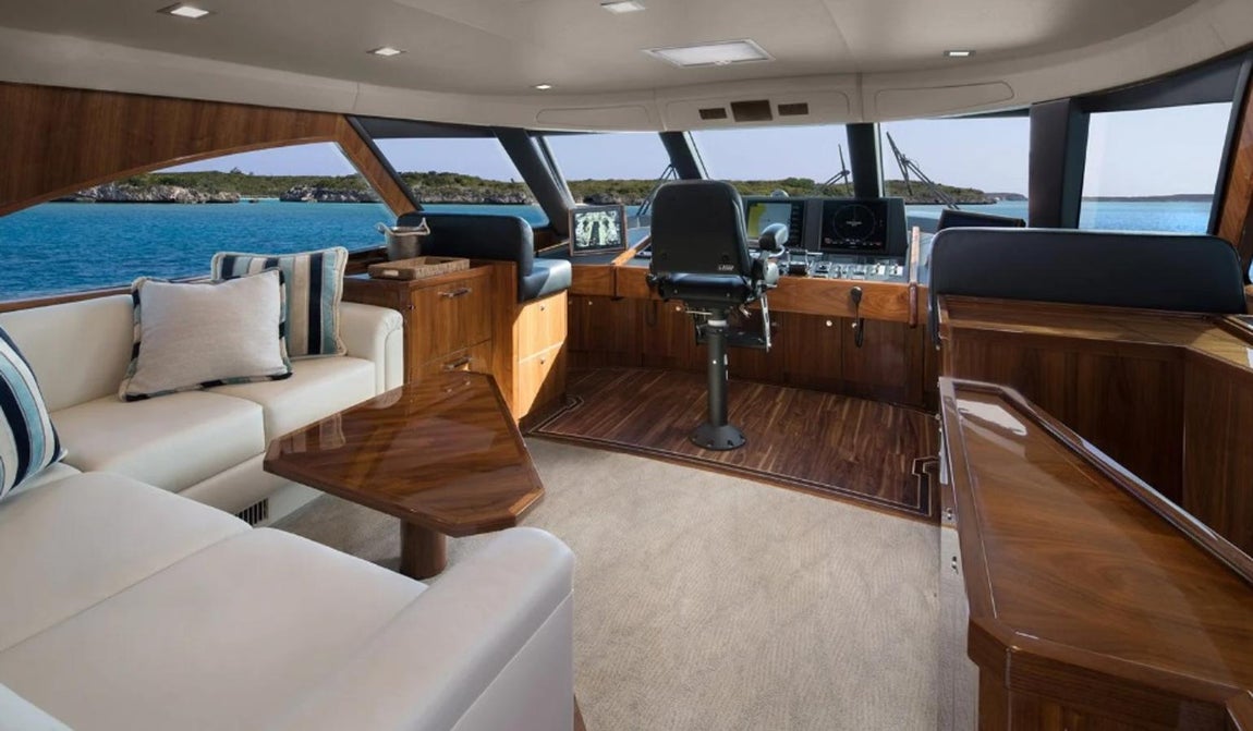 El lujoso yate de pesca de Michael Jordan. La decoración el interior es muy sencilla, basada en mobiliario sencillo y funcional con una paleta de colores neutros y acabados en madera.