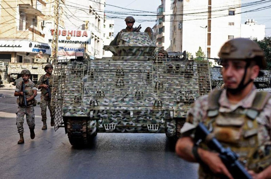 Tropas del Ejército libanés patrullan la zona de los incidentes en Beirut. 