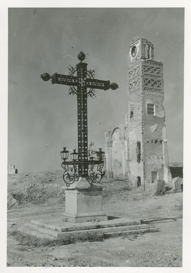 La cruz de la batalla. Cruz conmemorativa de la batalla de Belchite EN 1940, instalada años después por el bando ganador de la Guerra Civil.