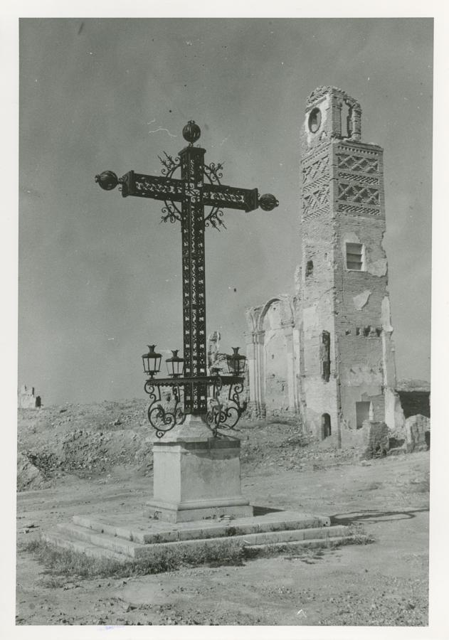 La cruz de la batalla. Cruz conmemorativa de la batalla de Belchite EN 1940, instalada años después por el bando ganador de la Guerra Civil.