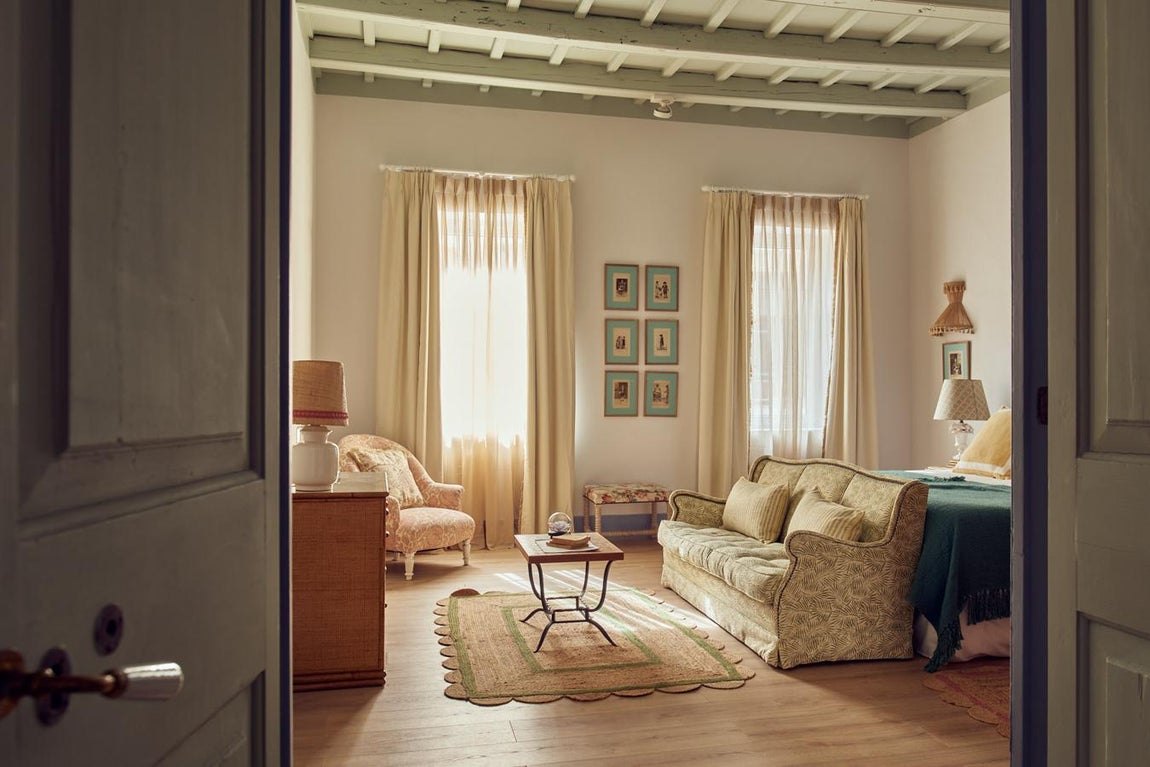 Cristine Bedfor (Menorca). En su propuesta gastronómica priman los productos y sabores que definen el carácter balear y, en especial, a la isla de Menorca con una cocina muy local y de kilómetro 0. Con el arte y la cultura como punto de partida, cuenta con 21 habitaciones, todas diferentes. Con todo lujo de comodidades su jardín de más de 600m²  hacen de él todo un oasis en el centro histórico de la capital de la isla.¿Dónde? Carrer de la Infanta, 17, Mahón (Menorca) | Precio: desde 162 euros/ noche