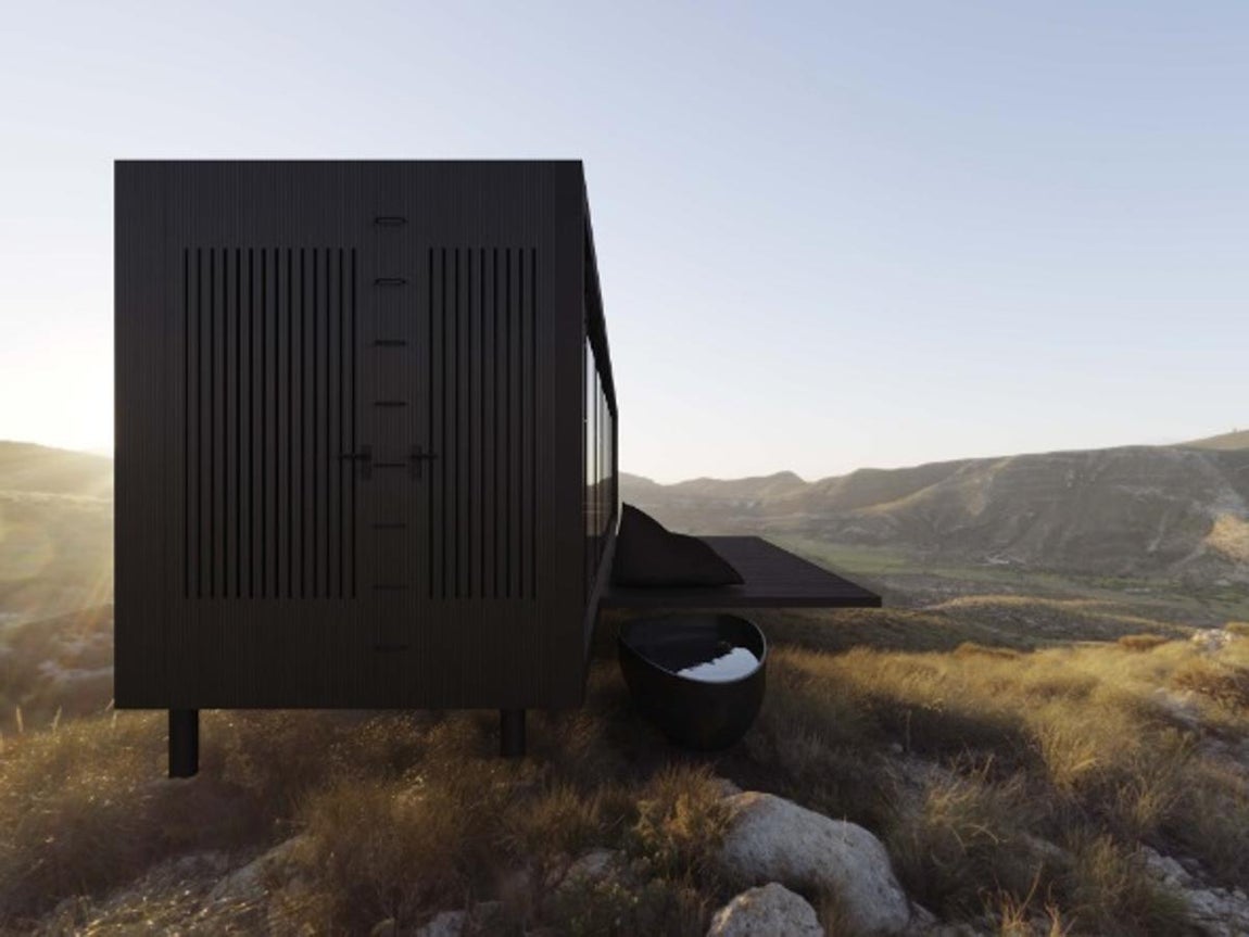 La cápsula de lujo sostenible que abrirá en Granada. La construcción viene acompañado de un pequeño jacuzzi y una terraza para poder disfrutar al máximo del entorno.