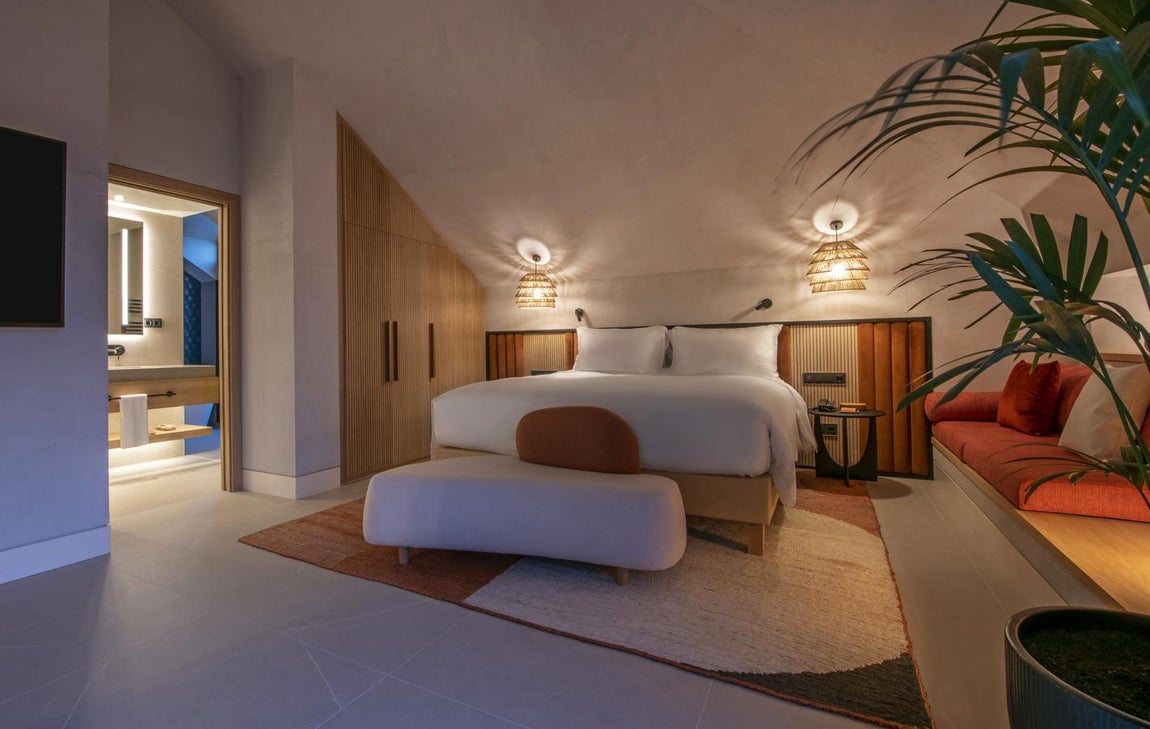 SO/ Sotogrande (Cádiz). Las habitaciones del hotel están dividas según categoría, 19 SO Cosy, 97 SO Comfy, 12 SO Studio, 10 SO Suite, 6 SO Lofty, 6 SO Two y 2 SO VIP, que son las joyas de la corona, con majestuosas terrazas, cocina y unas maravillosas vistas al mediterráneo.  todas sus habitaciones cuentan con terraza o balcón, la mayoría de ellas con grandes ventanales.¿Dónde? Av. Almenara, s/n, 11360 Sotogrande (Cádiz) | Precio: desde 297 euros/ noche