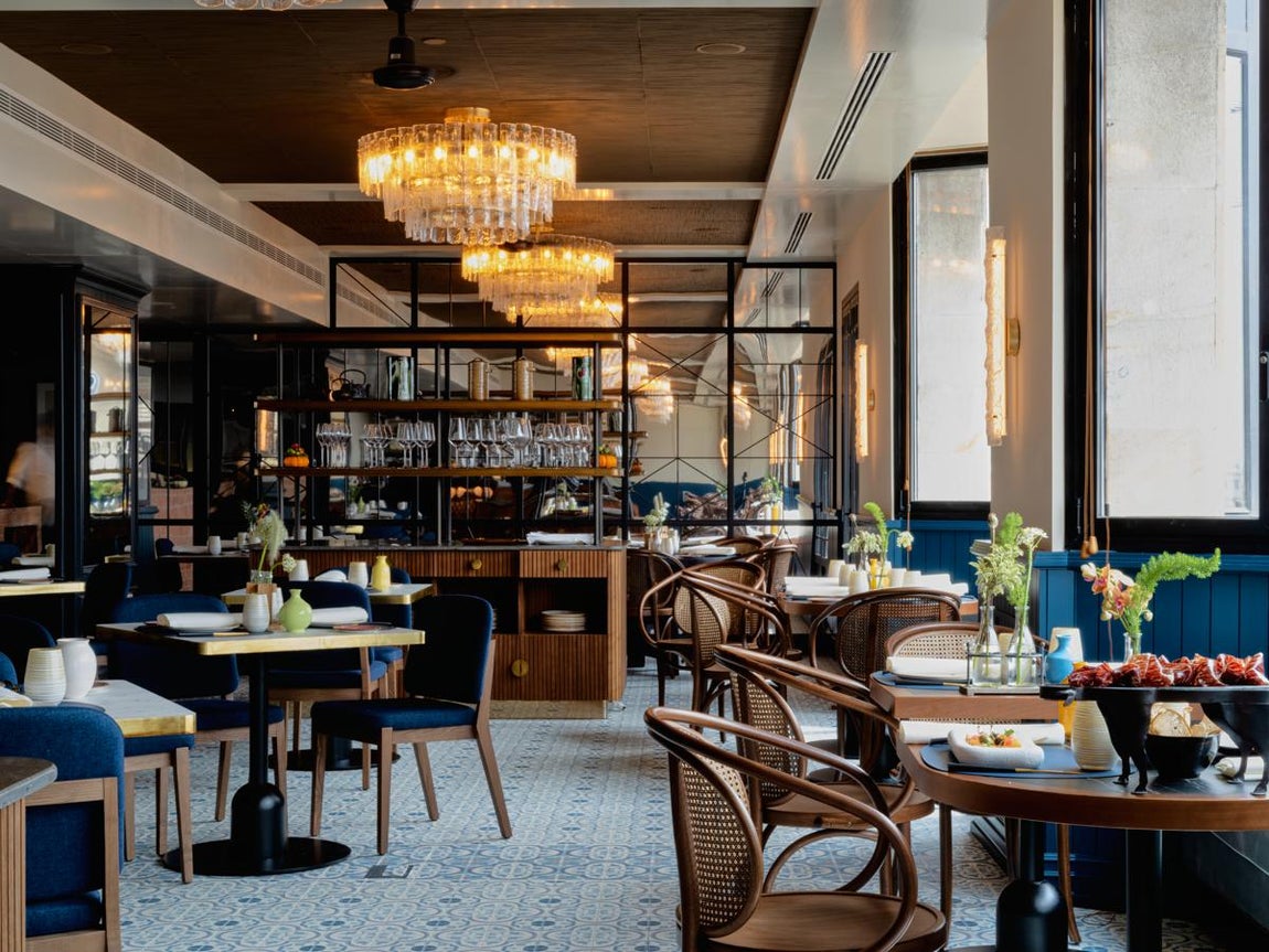 Only YOU Valencia. Tras muchos años afincados en Madrid desde su primera apertura, la cadena <a href="https://www.onlyyouhotels.com/hoteles/only-you-hotel-valencia/galeria/" target="_blank">Only YOU Hotels </a>desembarcaba en la ciudad de Valencia para abrir las puertas de su primer cinco estrellas fuera de la capital. Un hotel ubicado en el centro histórico de lacapital del Turia que ocupa el edificio del alojamiento más emblemático de la ciudad durante décadas, el antiguo Hotel Astoria Palace. Con 191 habitaciones y numerosos espacios comunes, abiertos también a público no alojado, la gastronomía, el ocio, las flores o la moda serán los absolutos protagonistas de este nuevo y exclusivo alojamiento.