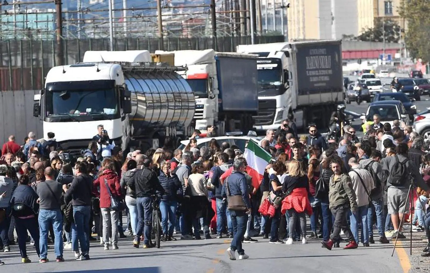 Camiones y manifestantes a las puertas del puerto de Génova. 