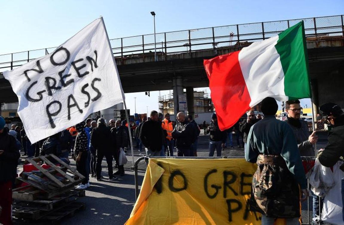Pancartas contra el pasaporte Covid, allí llamado popularmente como 'green pass'. 