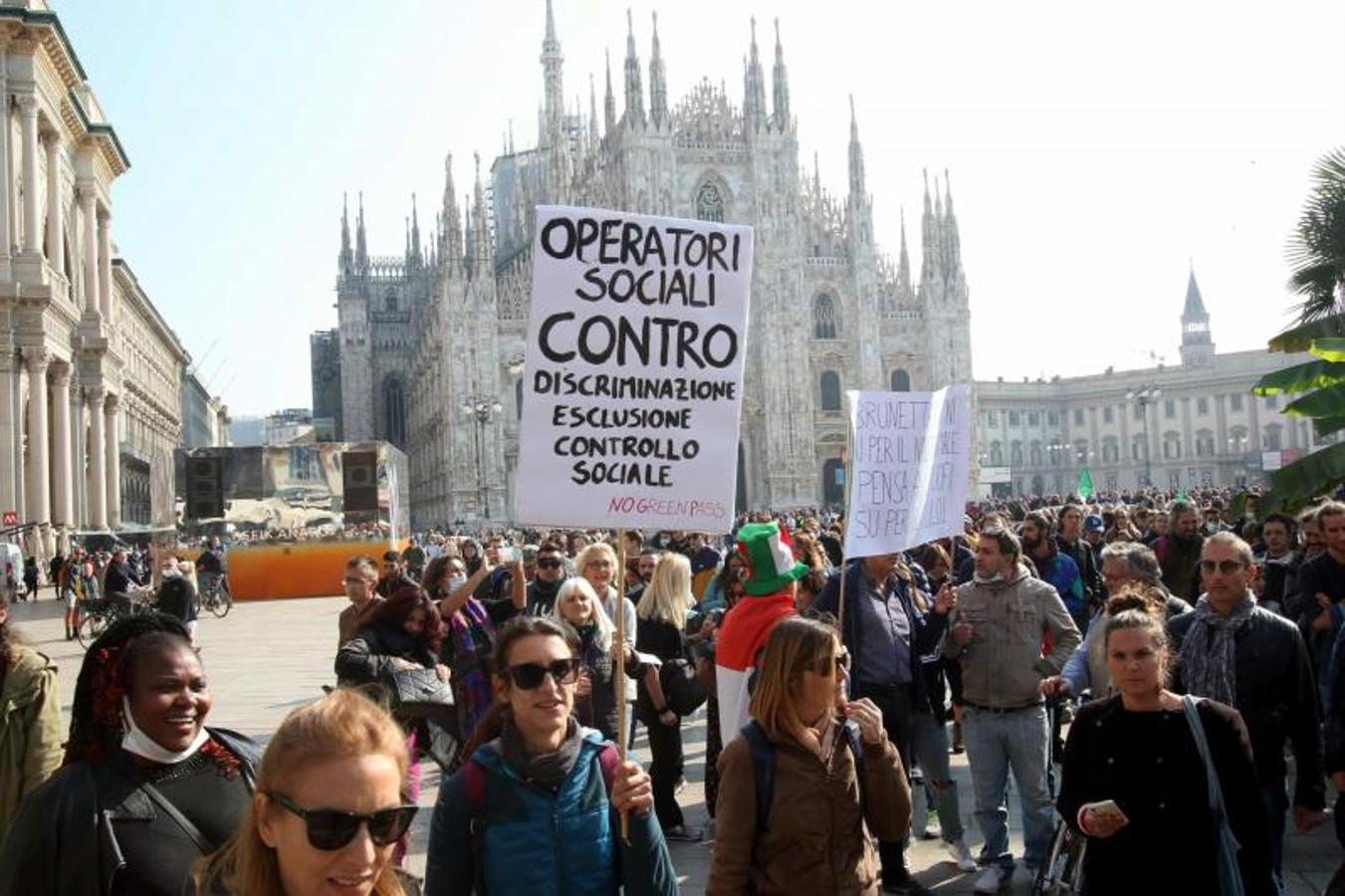 Estudiantes de la universidad protestan en Milán contra el certificado Covid. 