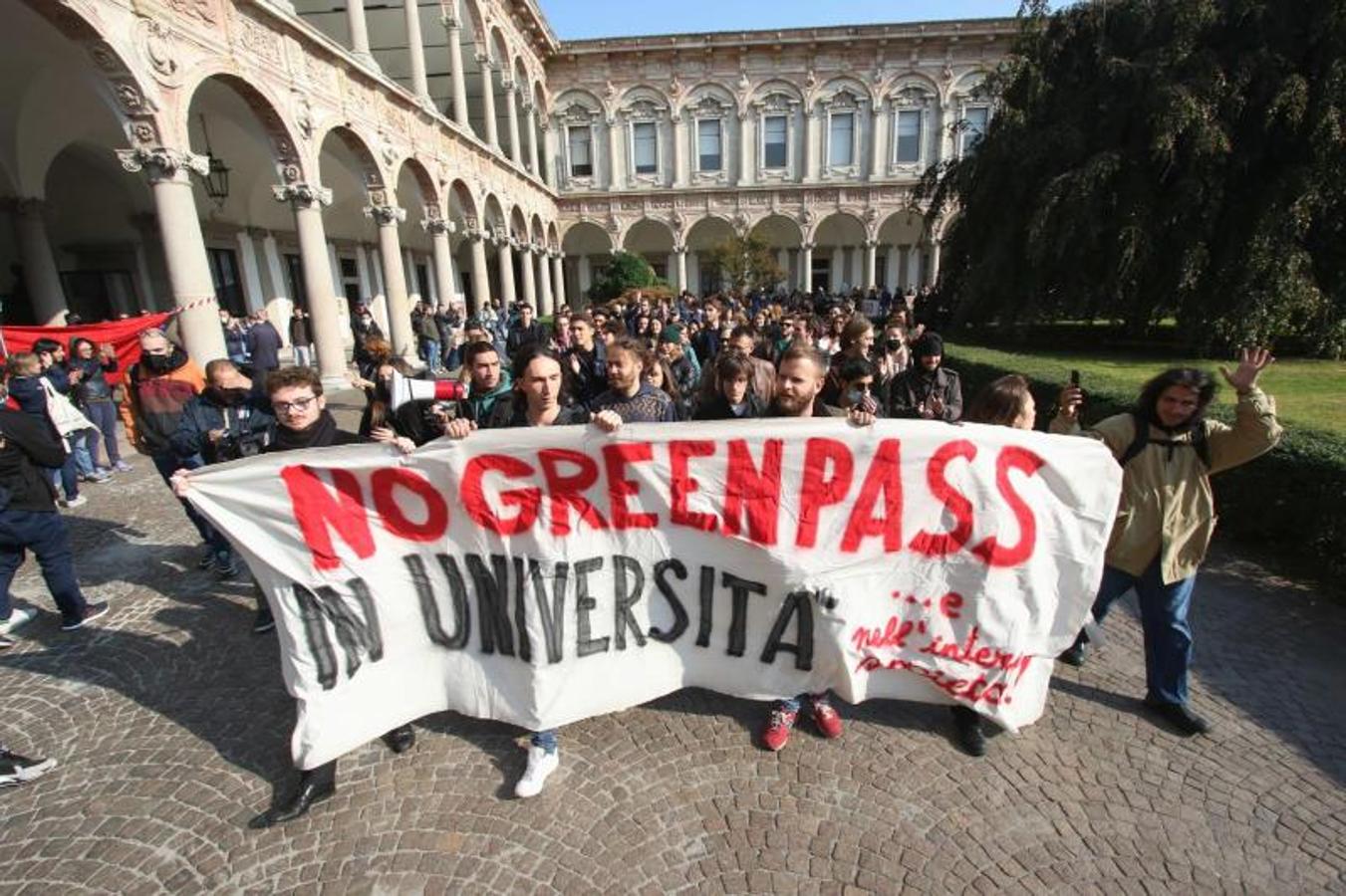 Estudiantes universitarios protestan contra el certificado Covid en Milán. 