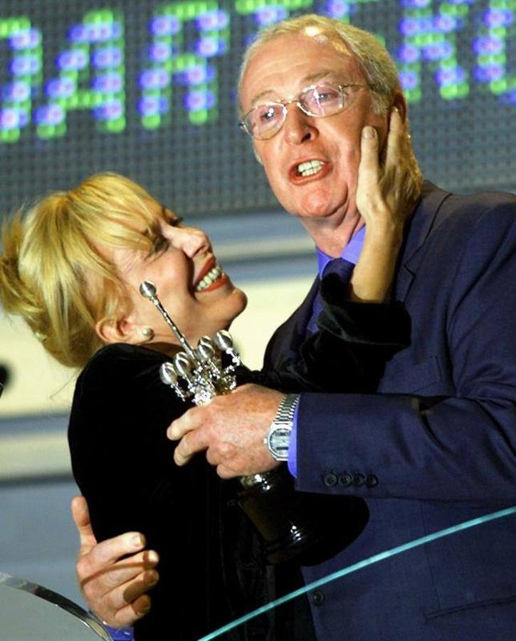 Con Rosa María Sardà. Caine acudió en el año 2000 al Festival de San Sebastián, donde recibió el Premio Donostia