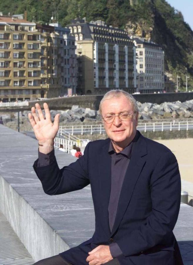 Antes había recibido la Concha de Plata. Antes de recibir el Premio Donostia, en 1996 Caine fue galardonado con la Concha de Plata al mejor actor por «Sangre y vino»