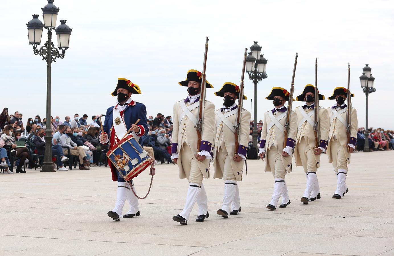 El izado de bandera en el Alcázar de Toledo, en imágenes