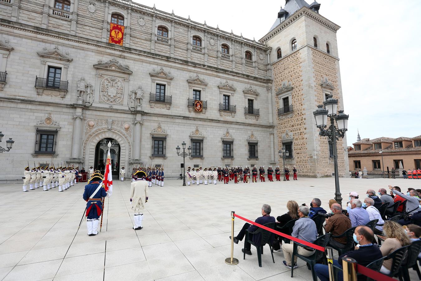 El izado de bandera en el Alcázar de Toledo, en imágenes