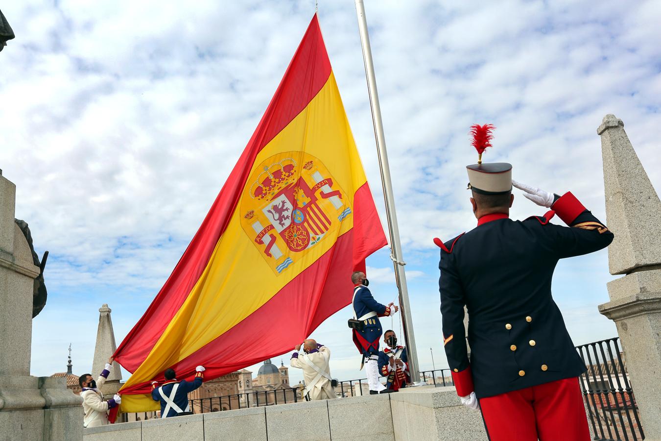 El izado de bandera en el Alcázar de Toledo, en imágenes