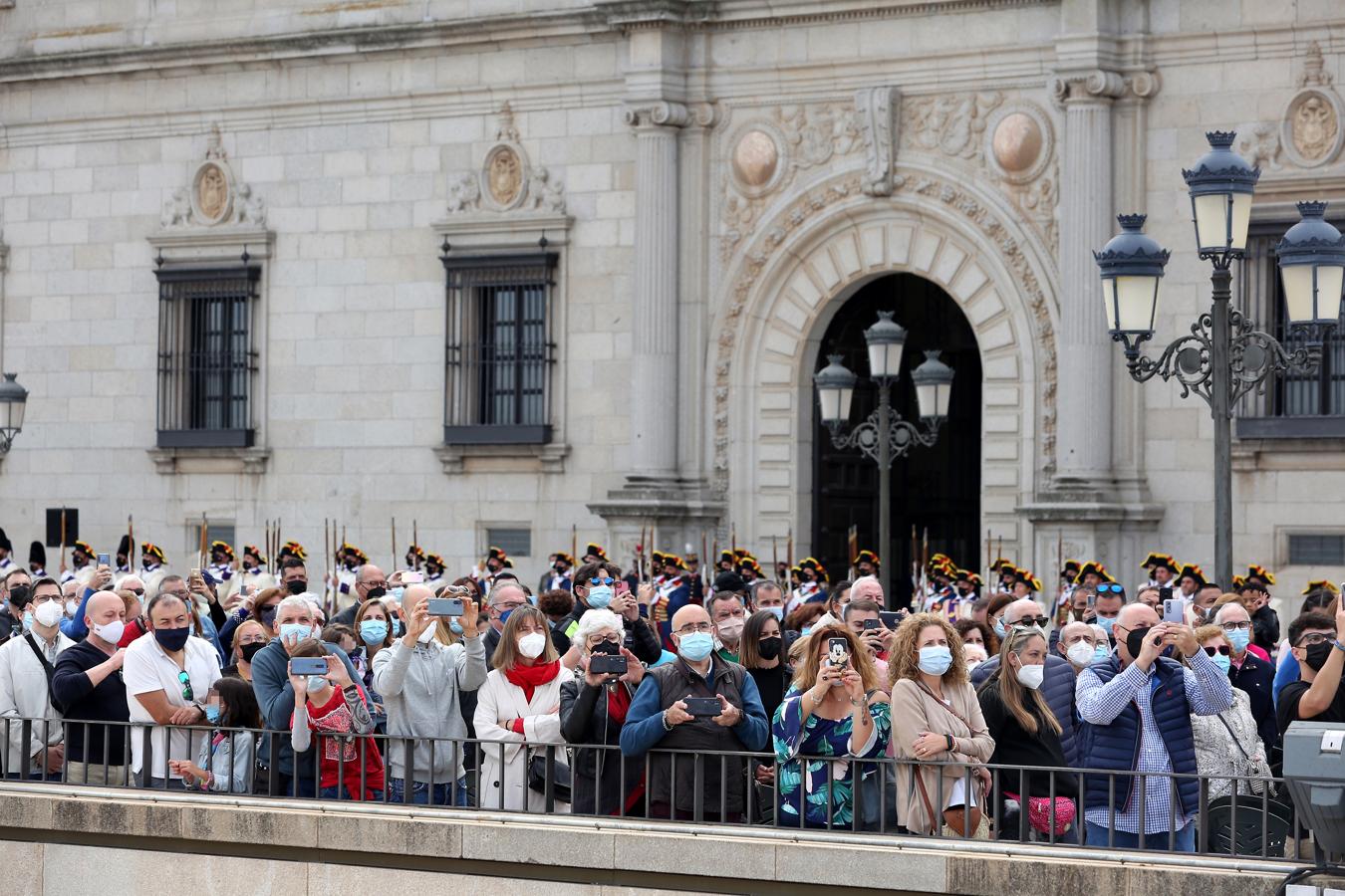 El izado de bandera en el Alcázar de Toledo, en imágenes