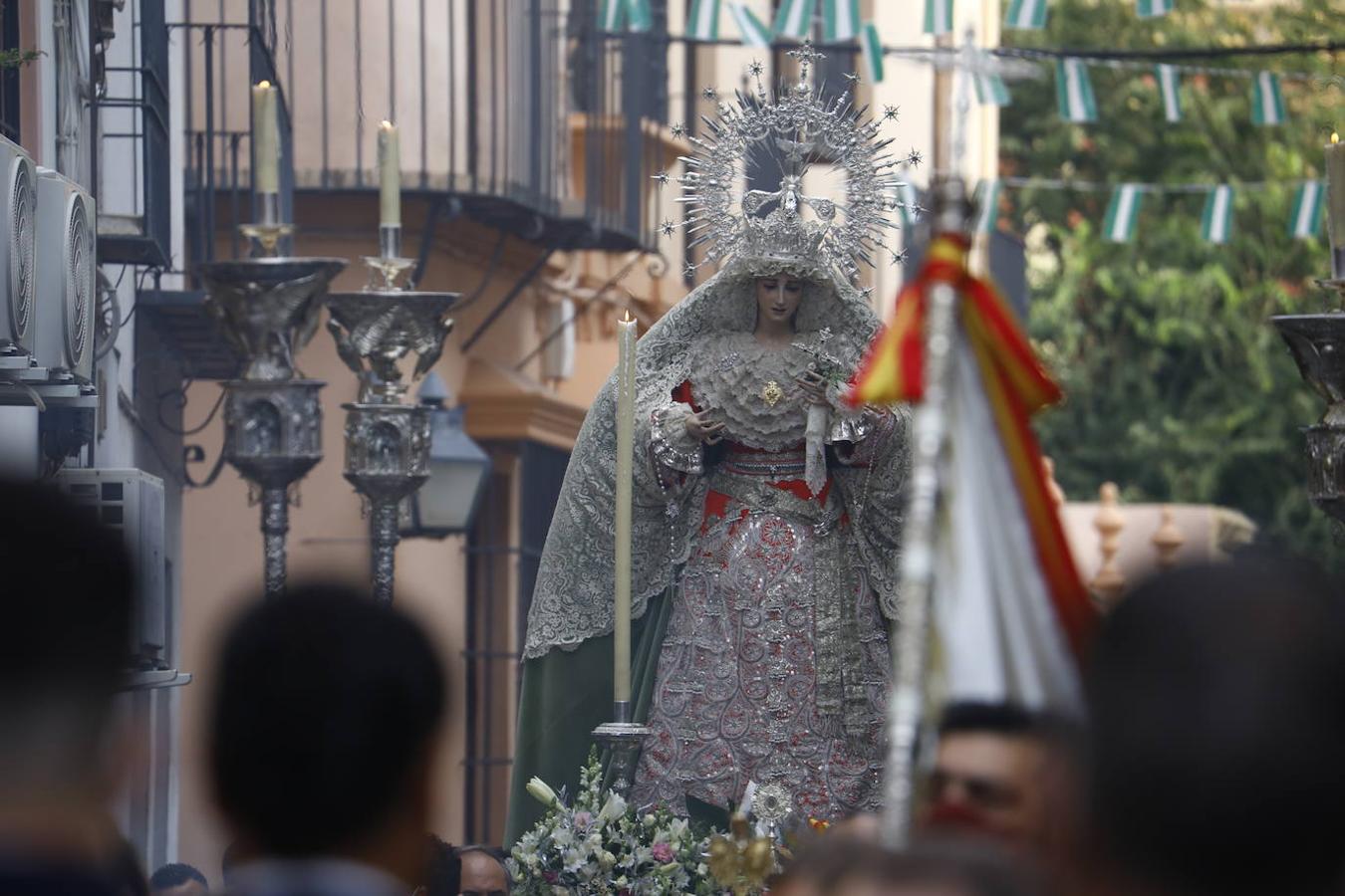 La Virgen de la Paz y Esperanza ilumina la mañana en las calles del Centro de Córdoba