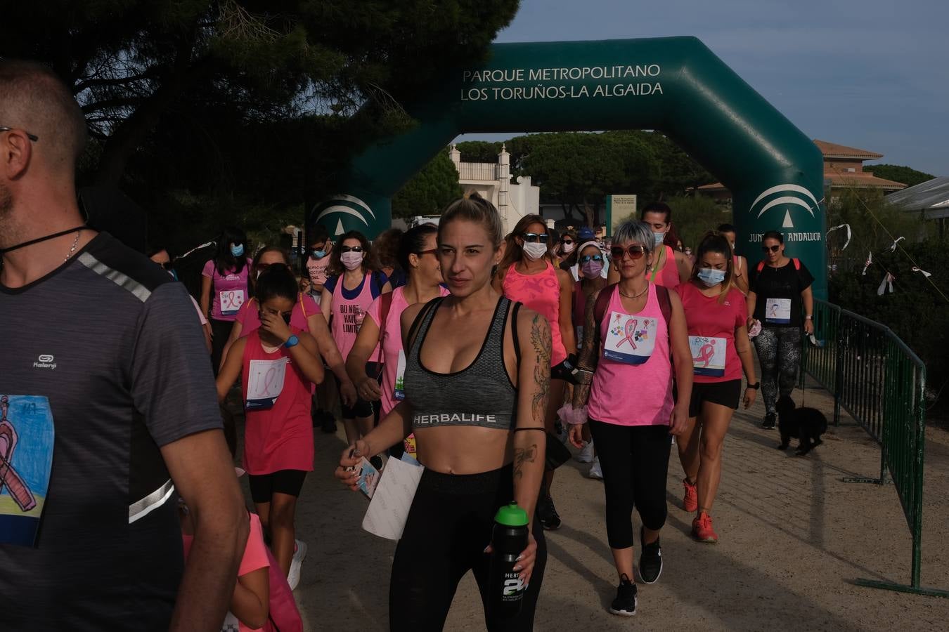 La Marcha Rosa reúne a cientos de personas en Los Toruños para luchar contra cáncer