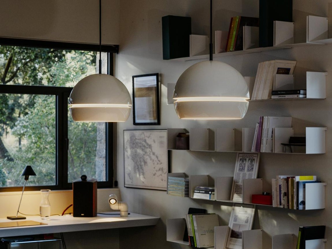 La lámpara 'Fontana'. Concebida por André Ricard en 1970, Fontana defiende su porte futurista mediante la buena dimensión de su más de media esfera y la inconfundible rasgadura que ilumina periféricamente