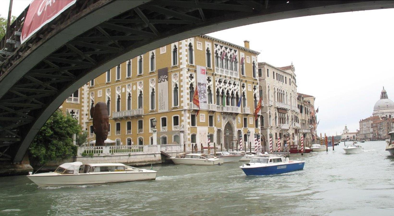 Venecia. 'Rui Rui' (2013). Con motivo de la 55 bienal de Venecia (celebrada del 1 de junio al 24 de noviembre de 2013) se exhibió en los jardines del Palazzo Cavalli-Franchetti de Venecia, junto al Gran Canal, 'Rui Rui', una monumental escultura de Jaume Plensa