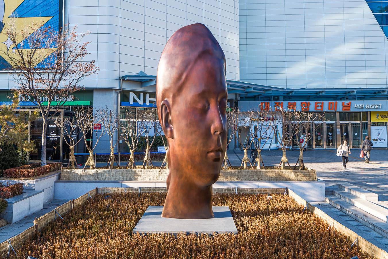 Daejeon (Corea del Sur). 'Sanna' (2019). Esta pieza del escultor español fue instalada en 2019 en el complejo de la terminal de Daejeon, en Corea del Sur. 'Sanna' es una pieza única en bronce (450 x 57 x 162 centímetros)