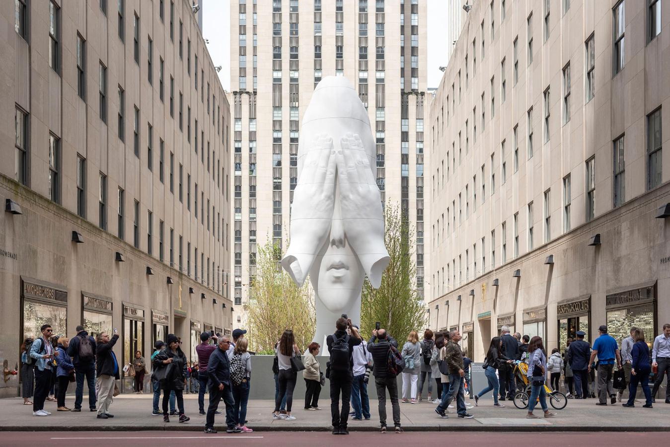 Nueva York. 'Behind the Walls' (2019). Pieza instalada del 25 de abril al 28 de junio de 2019 en el Rockefeller Center de Nueva York, en colaboración con The Noguchi Museum, también en Nueva York, «A veces, nuestras manos son las paredes más grandes. Pueden cubrirnos los ojos y podemos cegarnos a gran parte de lo que sucede a nuestro alrededor ... Para mí, es una obsesión crear un objeto hermoso con un mensaje en su interior» (Jaume Plensa)