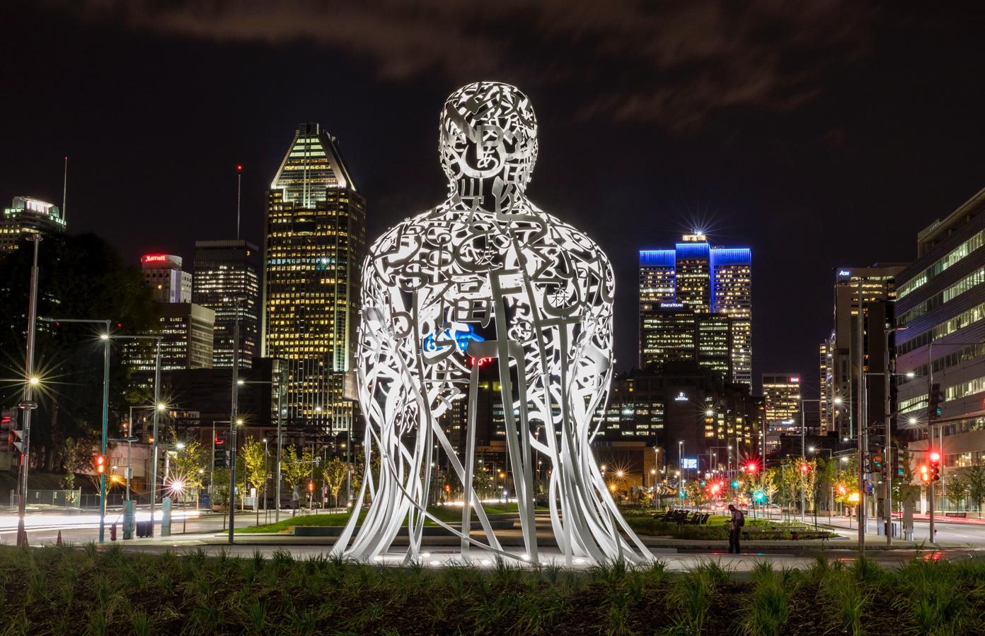 Montreal. 'Source' (2017). Escultura monumental de Jaume Plensa instalada en Bonaventure Gateway, Montreal, Canadá. Fue encargada por la Oficina de Arte Público de la ciudad en su 375 aniversario. La obra está realizada en acero inoxidable pintado (1.000 x 699 x 735 centímetros)