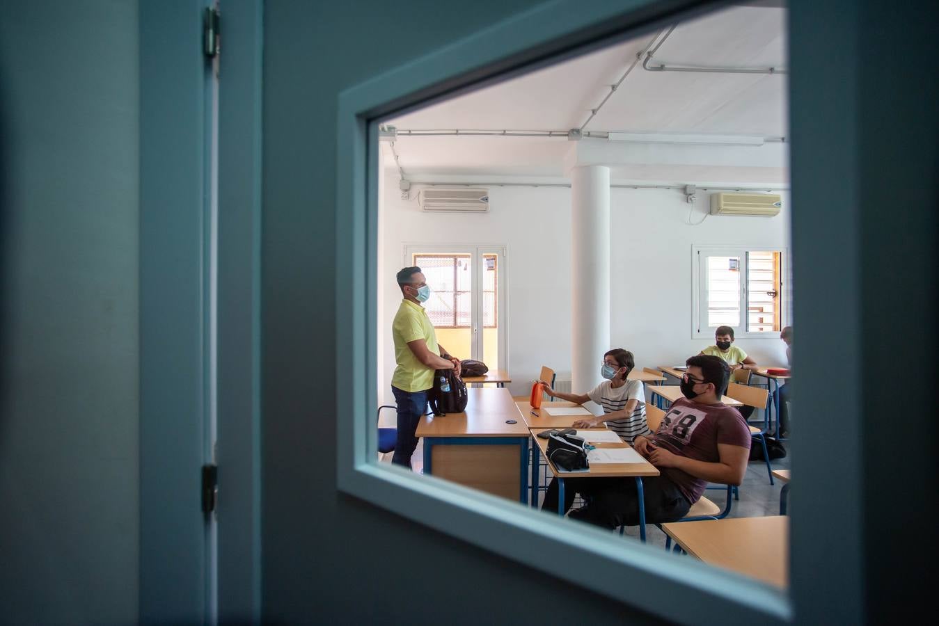 Sergio López Sanz «Haze», durante una de sus clases en el instituto San José, de Coria del Río