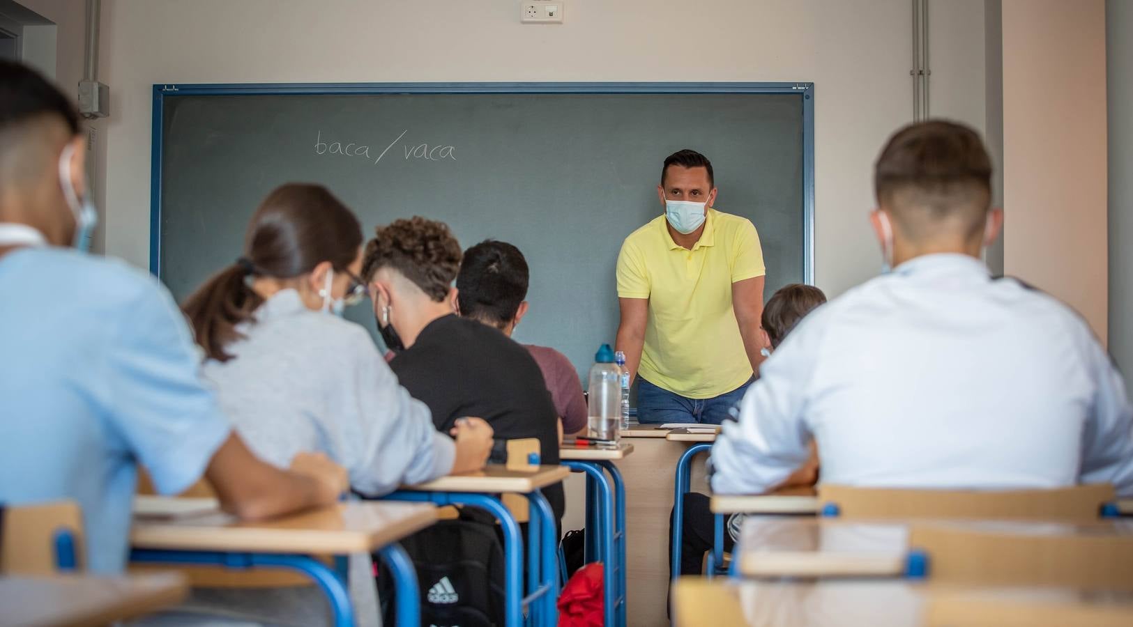 Sergio López Sanz «Haze», durante una de sus clases en el instituto San José, de Coria del Río