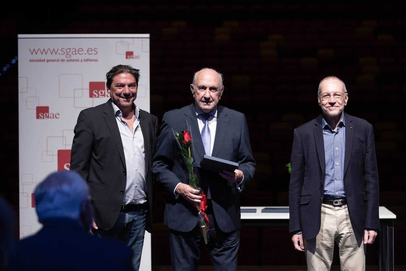 Foto de familia de los homenajeados con la llave de ‘la casa de los autores’ ayer en el Cartuja Center Cite