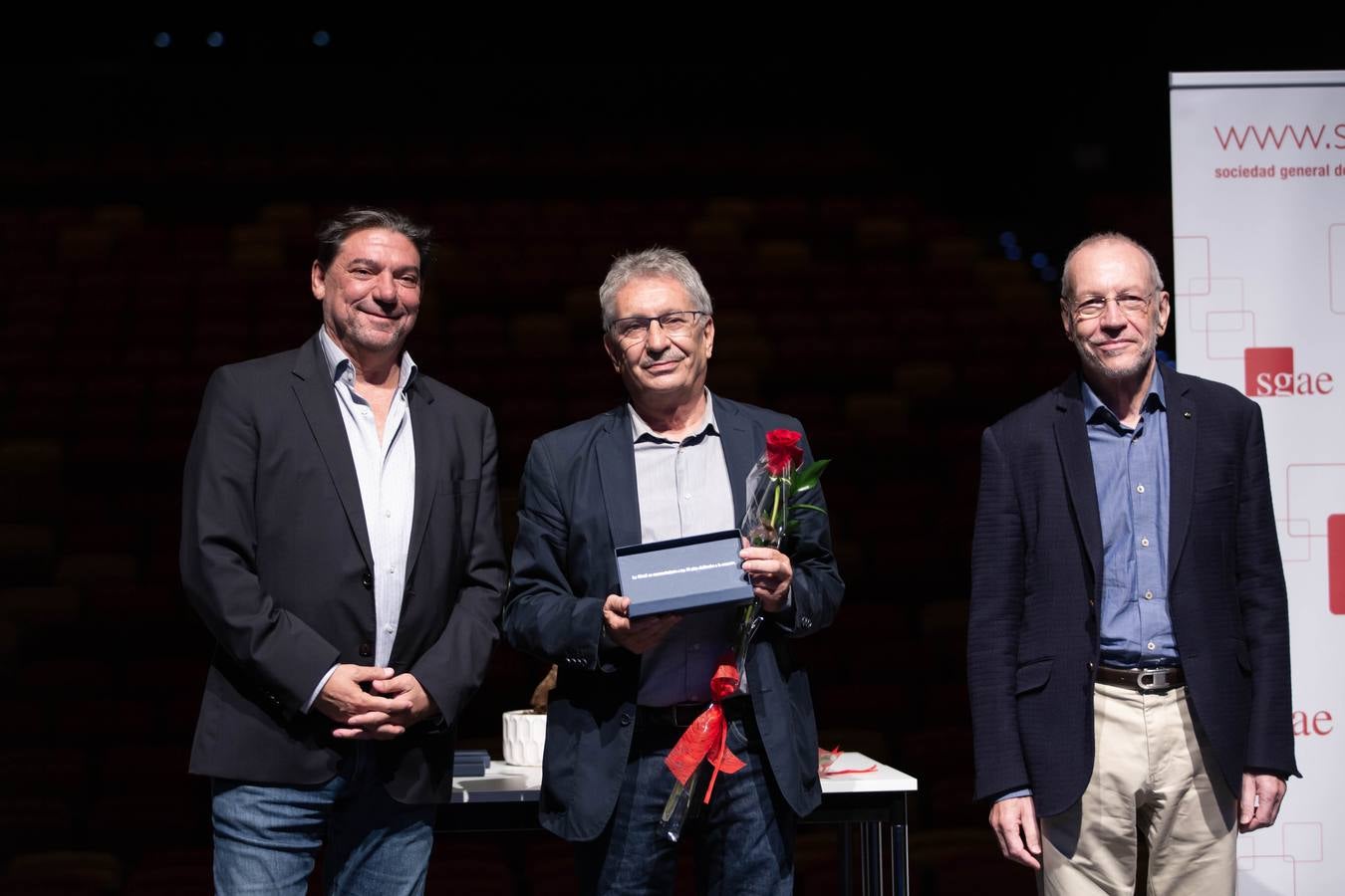 Foto de familia de los homenajeados con la llave de ‘la casa de los autores’ ayer en el Cartuja Center Cite