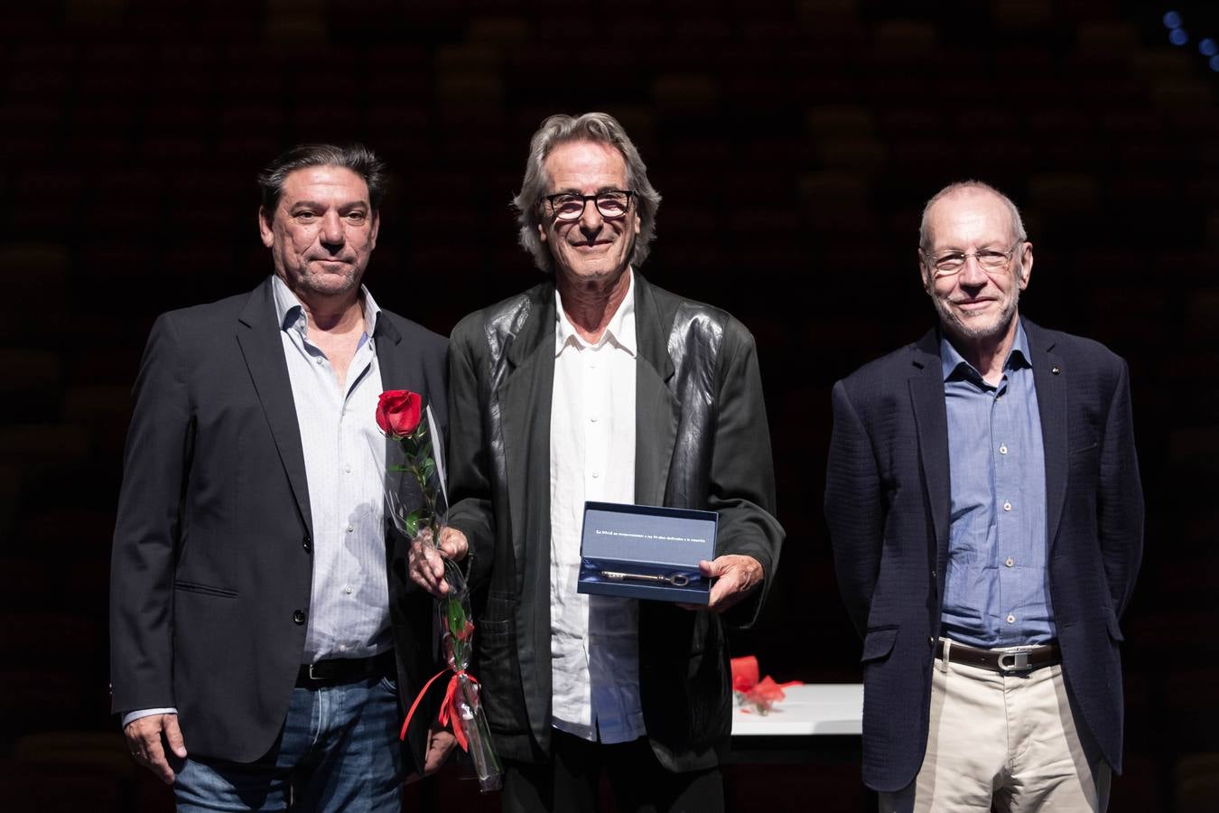 Foto de familia de los homenajeados con la llave de ‘la casa de los autores’ ayer en el Cartuja Center Cite