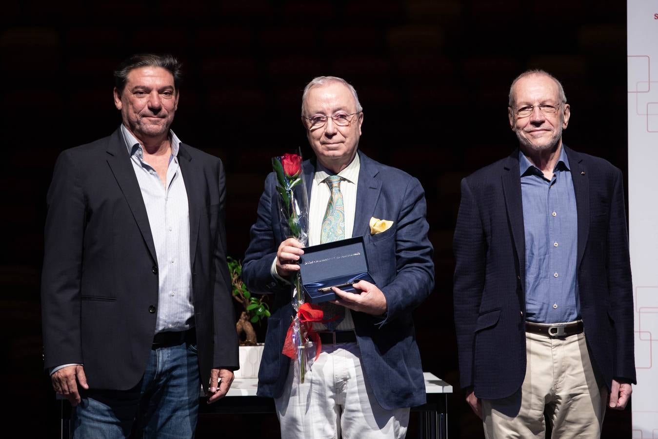 Foto de familia de los homenajeados con la llave de ‘la casa de los autores’ ayer en el Cartuja Center Cite